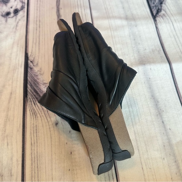 TAOS Gift 2 Black Leather T-Post Thong Slide Low Heel Sandals Size US 11 EU 42 - Picture 4 of 9